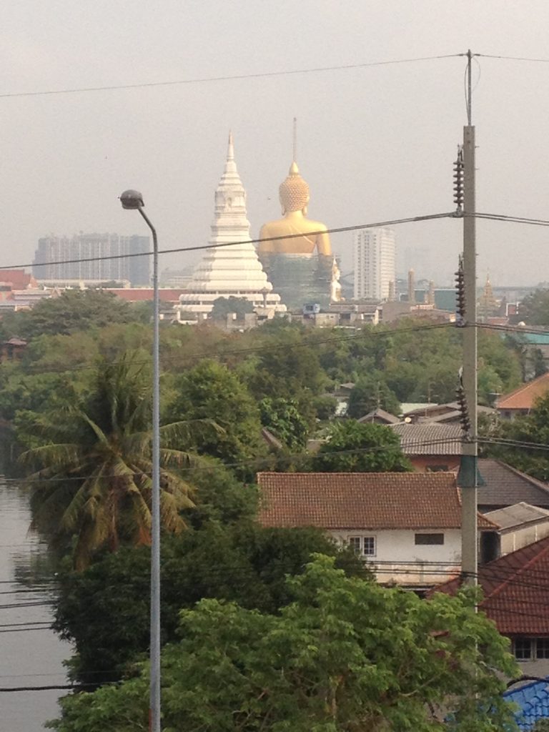 Vue du Big Buddha depuis le métro aérien de Bangkok