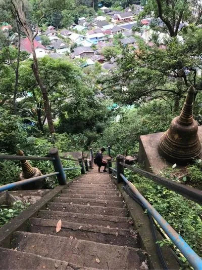 escalier temple du tigre krabi