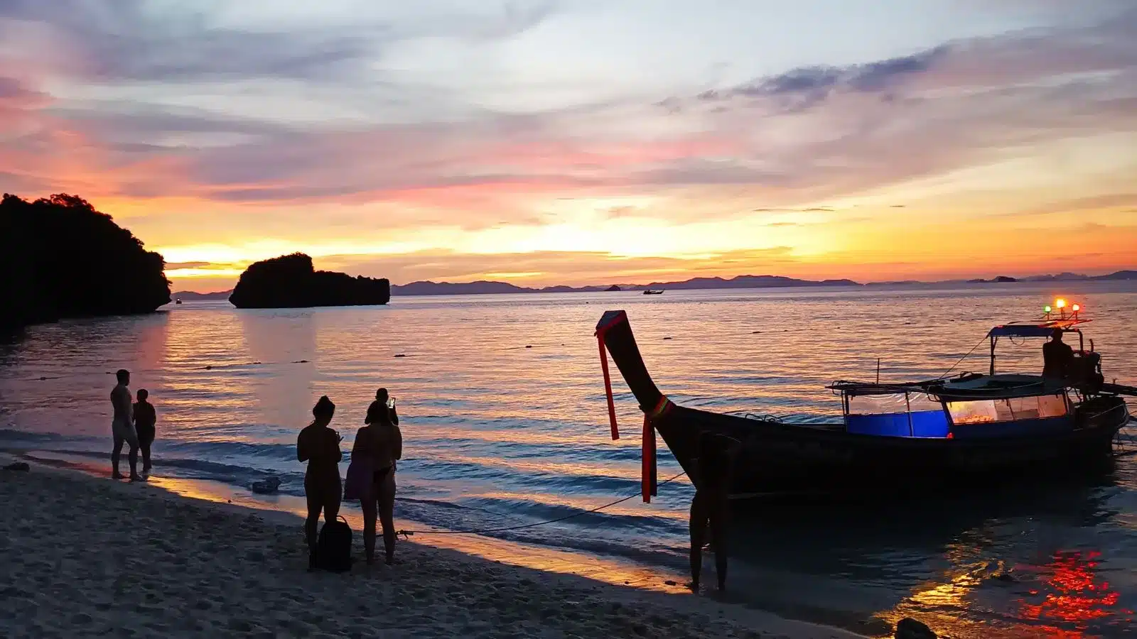 Coucher de soleil sur Koh Poda lors de l’excursion 4 Islands Krabi au départ d’Ao Nang