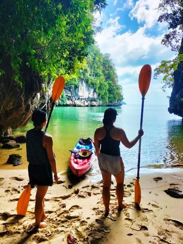 Kayak à Ao Thalane entre falaises calcaires et mer