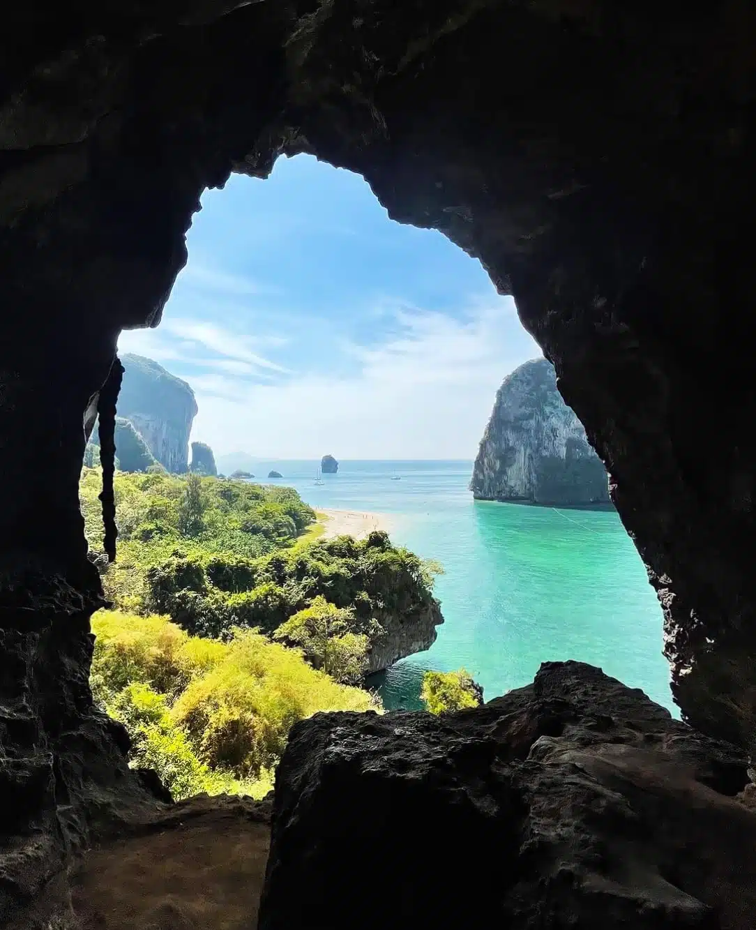 Grotte naturelle donnant sur la mer entre les falaises calcaires de Krabi en Thaïlande