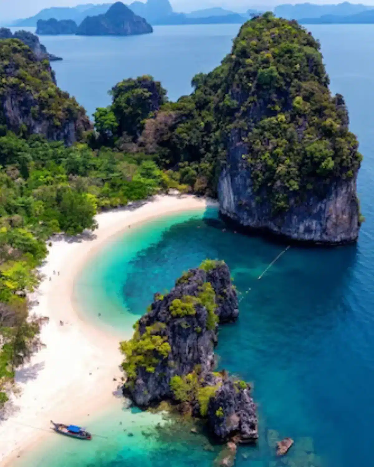 Vue aérienne de Hong Island à Krabi en Thaïlande avec plage de sable blanc, eaux turquoise et végétation tropicale