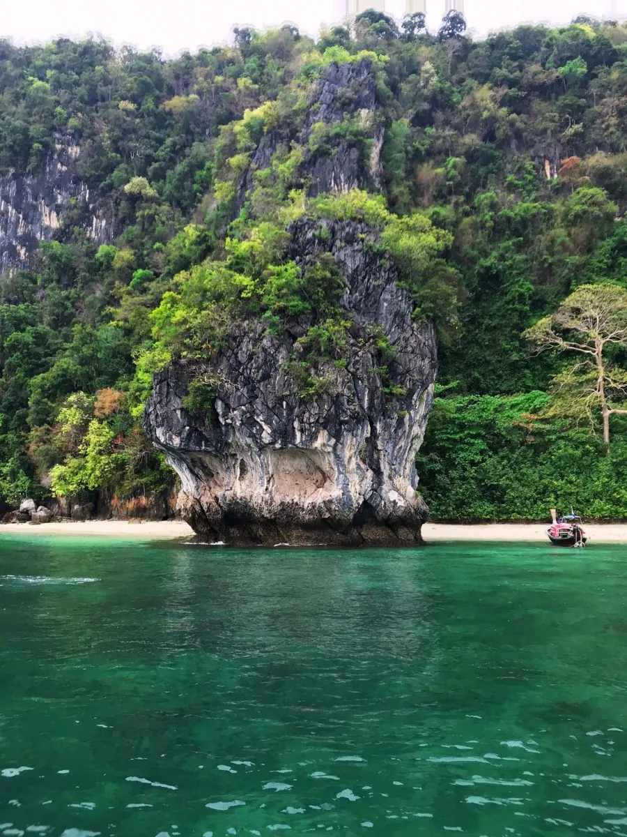 Excursion Koh Hong tôt le matin Sunrise : plage et rocher au bord de l’eau