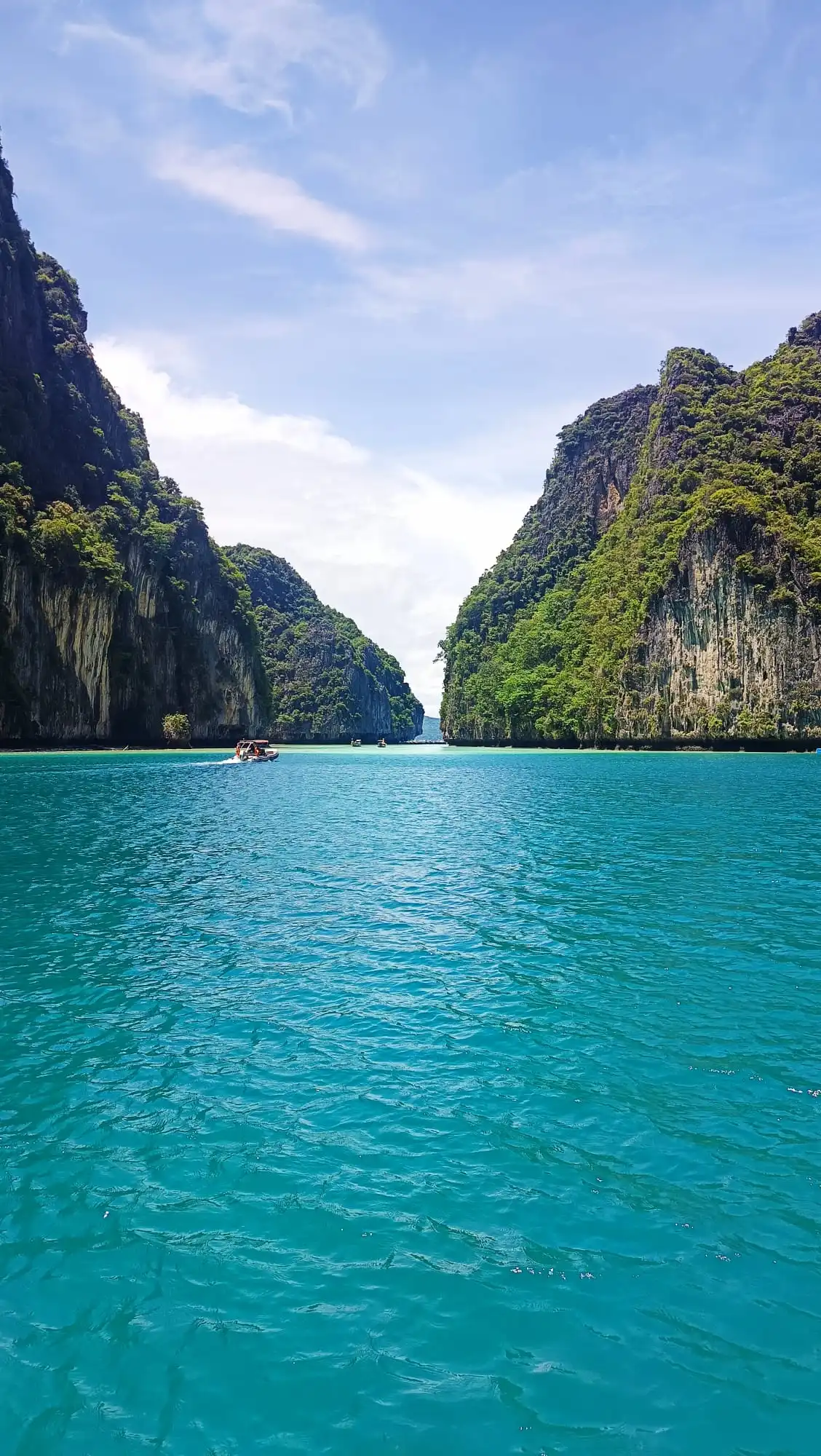 Excursion Koh Phi Phi : Eaux turquoise de Pileh Lagoon entre les hautes falaises calcaires de Koh Phi Phi Leh
